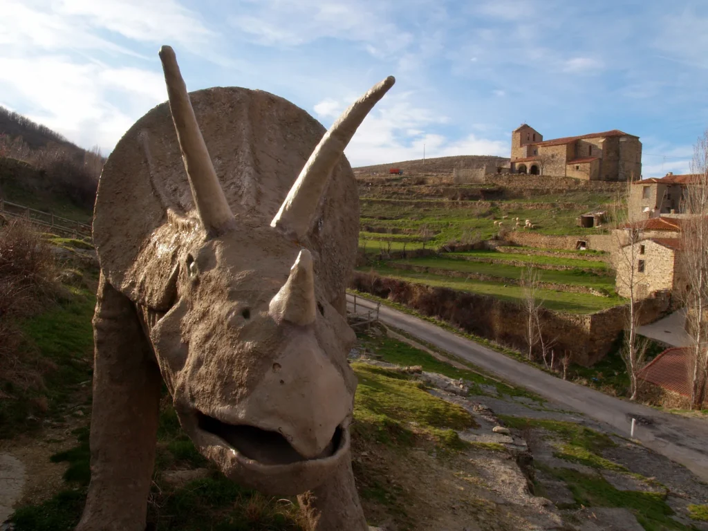 Dinosaurio e Iglesia en Bretún